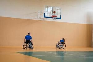 treinamento do time de basquete de inválidos de guerra com equipamentos esportivos profissionais para pessoas com deficiência na quadra de basquete foto