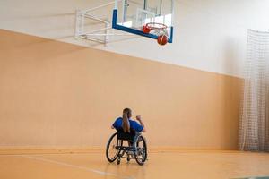 foto do time de basquete de inválidos de guerra com equipamentos esportivos profissionais para pessoas com deficiência na quadra de basquete