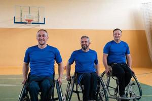 foto do time de basquete de inválidos de guerra com equipamentos esportivos profissionais para pessoas com deficiência na quadra de basquete