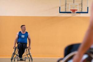 uma foto de um veterano de guerra jogando basquete com um time em uma arena esportiva moderna. o conceito de esporte para pessoas com deficiência