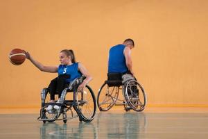 uma jovem jogando basquete em cadeira de rodas em um time profissional. igualdade de gênero, o conceito de esportes com deficiência. foto