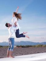 jovem casal na praia se divertir foto