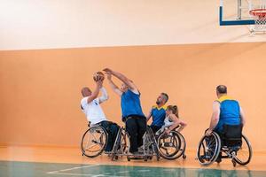 uma foto de equipes de basquete com deficiência com o seletor no grande salão antes do início do jogo de basquete