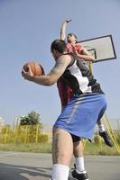 jogo de streetball no início da manhã foto