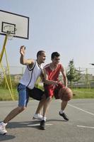 jogo de streetball no início da manhã foto