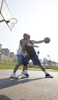 jogo de streetball no início da manhã foto