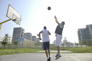 jogo de streetball no início da manhã foto