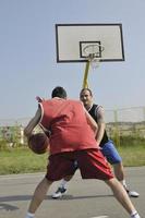 jogo de streetball no início da manhã foto