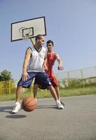 jogo de streetball no início da manhã foto