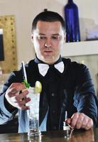 barman profissional prepara bebida de coquetel na festa foto