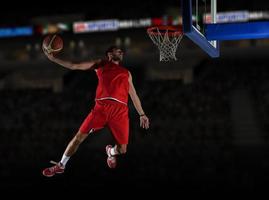 jogador de basquete em ação foto