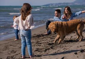 família jovem feliz desfrutando de férias durante o dia de outono foto