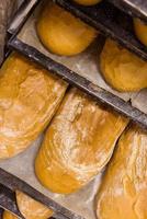 produção de fábrica de alimentos de padaria de pão com produtos frescos foto