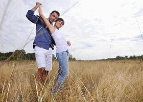 feliz casal jovem tem tempo romântico ao ar livre foto