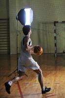 jogador de jogo de bola de basquete no pavilhão desportivo foto