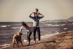 família jovem feliz desfrutando de férias durante o dia de outono foto