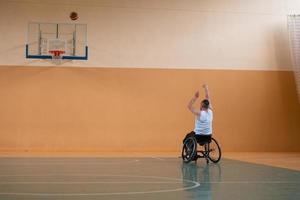 uma foto de um veterano de guerra jogando basquete com um time em uma arena esportiva moderna. o conceito de esporte para pessoas com deficiência