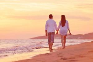 jovem casal na praia se divertir foto