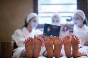 despedida de solteira no spa, meninas com máscara facial lendo revista foto