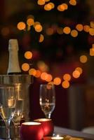 champanhe e taças em casa na noite de natal foto