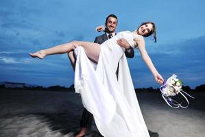 casamento romântico na praia ao pôr do sol foto