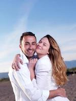 jovem casal na praia se divertir foto