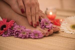 pés e mãos femininos no salão spa foto