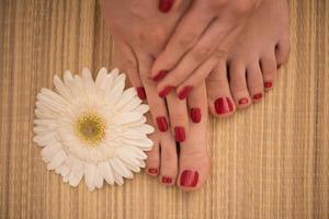 pés e mãos femininos no salão spa foto