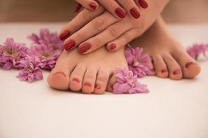 pés e mãos femininos no salão spa foto