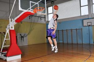 jogador de jogo de bola de basquete no pavilhão desportivo foto