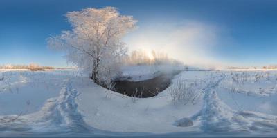 panorama esférico de neblina de manhã de inverno foto