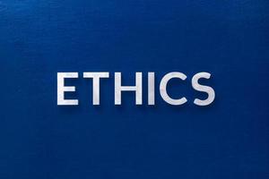 a palavra ética colocada com letras de metal prateado no quadro azul clássico em postura plana com composição central foto