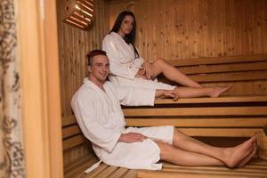 casal relaxando na sauna foto