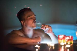 homem relaxando na jacuzzi foto