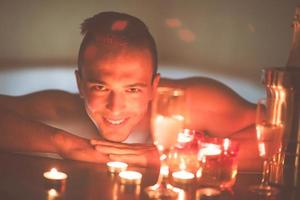 homem relaxando na jacuzzi foto