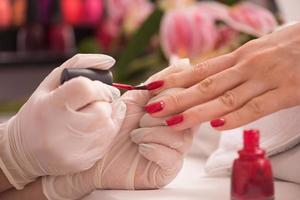 mãos de mulher recebendo uma manicure foto