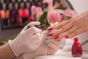 mãos de mulher recebendo uma manicure foto