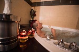 homem relaxando na jacuzzi foto