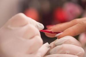 mãos de mulher recebendo uma manicure foto