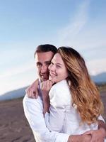 jovem casal na praia se divertir foto