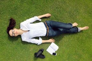 jovem lendo um livro no parque foto