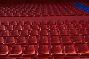 cadeiras vermelhas do estádio foto