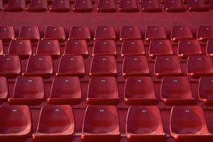 cadeiras vermelhas do estádio foto