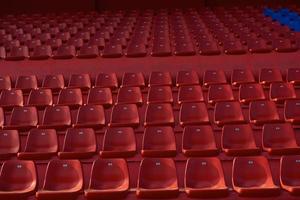 cadeiras vermelhas do estádio foto