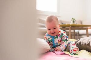 menino recém-nascido sentado em cobertores coloridos foto