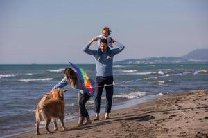 família jovem feliz desfrutando de férias durante o dia de outono foto