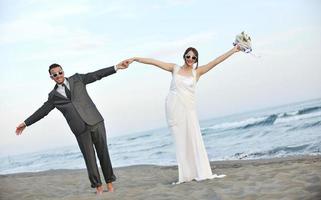 casamento romântico na praia ao pôr do sol foto