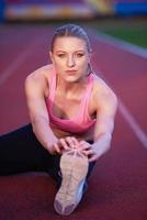 mulher desportiva na pista de corrida atlética foto