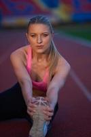 mulher desportiva na pista de corrida atlética foto