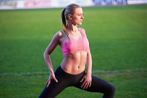 mulher desportiva na pista de corrida atlética foto